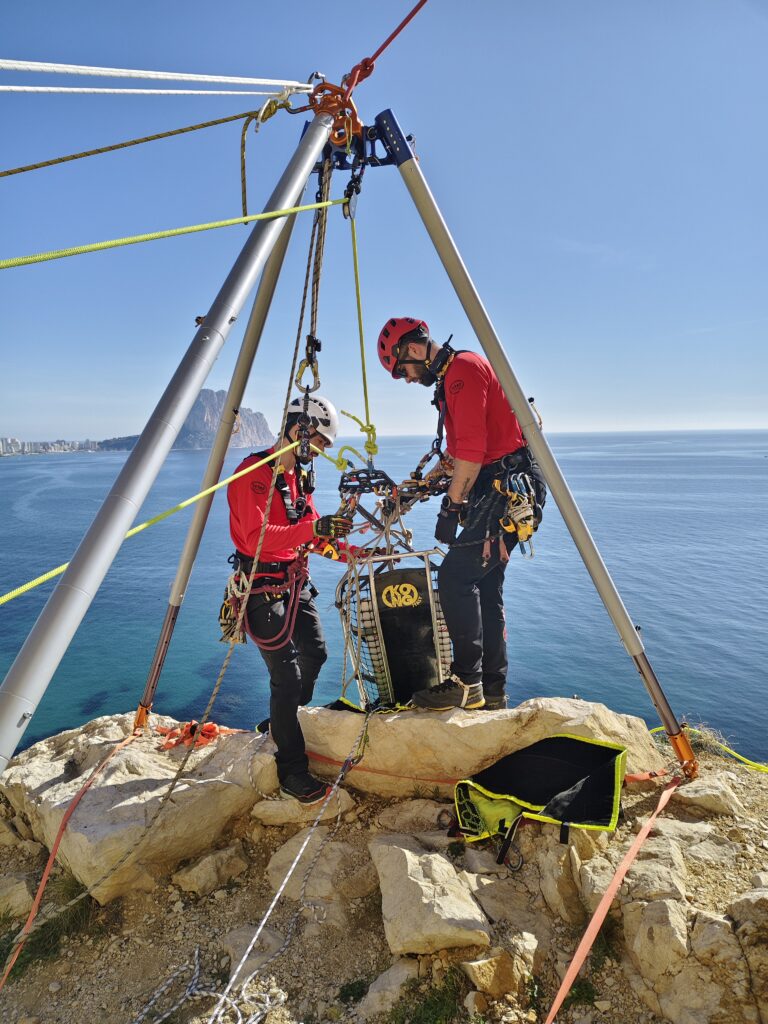 Trabajo con trípode en el acantilado Calpe, recate técnico en altura