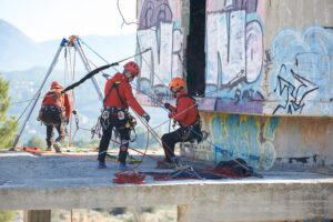 Uso de trípode en entrenamientos de rescate en altura